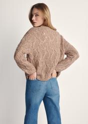 Kardigan damski w kolorze camelu KARDT-0054-24(Z25) - widok produktu z tyłu na białym tle. Widoczna połowa sylwetki.