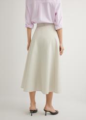 Beżowa spódnica midi SPCDT-0123-1A(W26), widok produktu z tyłu na modelce. Widoczna połowa sylwetki.