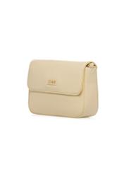 Jasnożółta listonoszka damska z łańcuszkiem TOREC-0767-2A(W26), widok produktu skosem na białym tle.