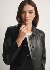 Czarna krótka skórzana kurtka damska KURDS-0598-99(W26), widok produktu od przodem na modelce, widoczna połowa sylwetki.-02