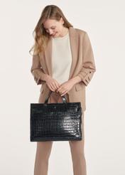 Czarna duża skórzana torebka croco TORES-1132-9G(Z26) - widok produktu z przodu, trzymanego przez modelkę w ręku, na jasnym tle. 