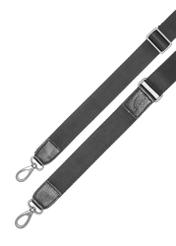 Czarna skórzana torba podróżna męska TORMS-0500-99(W26) - zbliżenie na detal, na białym tle. 