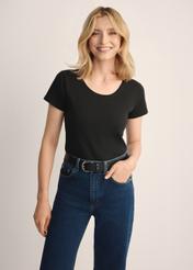 Czarny T-shirt damski basic TSHDT-0111-99(KS), widok produktu z przodu na modelce. Widoczna połowa sylwetki.