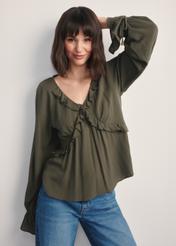Bluzka damska w kolorze khaki BLUDT-0194-55(Z25), widok produktu przodem na modelce, widoczna połowa sylwetki.-02
