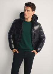 Czarna kurtka męska z naturalnym ociepleniem KURMT-0393-99(Z25) - widok produktu z przodu na modelu, na  białym tle. Widoczna sylwetka do kolan. 