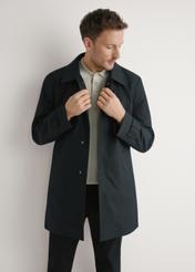 Czarna kurtka męska z ociepleniem KURMT-0408-99(W26), widok produktu z przodu na modelu. Widoczna połowa sylwetki.