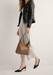 Czarne skórzane czółenka z wyciętą piętą BUTYD-1078A-99(W26), widok produktu z boku na stopach modelki, na jasnym tle.