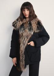 Czarna zimowa kurtka damska z futrem naturalnym KURDT-0592-99(Z25) - widok produktu z przodu na modelce, na białym tle. Widoczna połowa sylwetki.