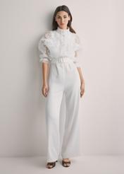 Biała koronkowa koszula damska KURDT-0637-0A(W26), widok produktu z przodu na modelce. Widoczna cała sylwetka.