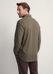 Koszula męska w kolorze khaki KOSMT-0299A-55(Z25), widok produktu z tyłu na modelu. Widoczna połowa sylwetki.
