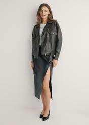 Brązowa skórzana ramoneska damska oversize KURDS-0608-1I(W26), widok produktu z przodu na modelce. Widoczna cała sylwetka.