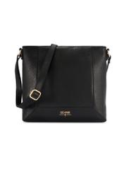 Czarna skórzana torebka damska TORES-1265-9I(W26) - widok produktu z przodu, na białym tle.