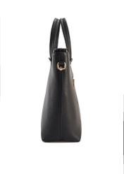 Czarna skórzana torebka shopper TORES-0728D-99(Z25), widok produktu bokiem na białym tle.