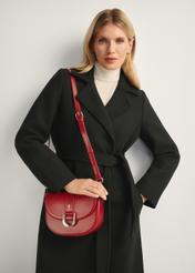 Czerwona klasyczna torebka damska TOREC-0879B-41(Z25), widok produktu przodem na modelce, widoczna połowa sylwetki.