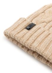 Beżowa czapka damska z futrzanym pomponem CZADT-0044A-81(Z25), zbliżenie na detal produktu, widok na białym tle.