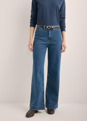 Damskie jeansy wide leg w kolorze ciemnogranatowym JEADT-0019-7D(Z26), widok produktu z przodu na modelce. Widoczna połowa sylwetki.