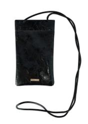 Czarna saszetka z połyskiem TOREC-1114-99(Z25), widok produktu od przodu z paskiem na białym tle.