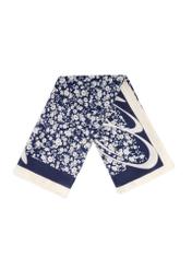 Ciemnoniebieski szalik damski w kwiaty SZADT-0191-7P(W26), widok złożonego produktu na białym tle.