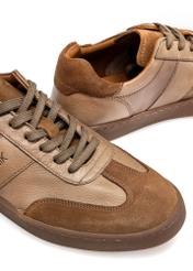 Skórzane męskie buty sportowe BUTYM-0487-1B(W26), zbliżenie na detal produktu na białym tle.