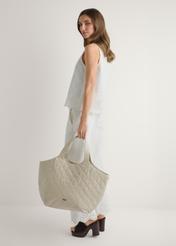 Skórzana duża pikowana torebka damska TORES-1306-0B(W26), widok produktu z przodu w dłoni modelki.