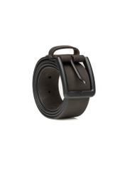 Brązowy zamszowy pasek męski PASMS-0281-1I(W26) - widok produktu po skosie, na białym tle. 