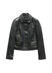 Czarna krótka skórzana kurtka damska KURDS-0598-99(W26), widok produktu z przodu na białym tle.