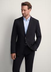 Czarna marynarka męska MARMT-0019-99(Z25), widok produktu od przodu na modelu, widoczna połowa sylwetki.