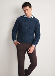 Granatowy sweter męski SWEMT-0183-68(Z25), widok produktu z przodu na modelu. Widoczna połowa sylwetki.
