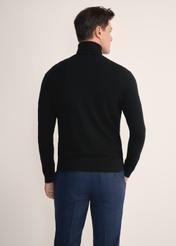 Czarny sweter męski z golfem SWEMT-0185-99(Z25), widok produktu z tyłu na modelu. Widoczna połowa sylwetki.