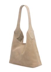 Kremowa zamszowa torebka damska TORES-1308-0B(W26), widok produktu skosem na białym tle.