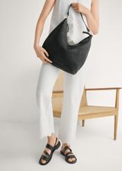 Skórzane sandały damskie w kolorze czarnym BUTYD-1152-99(W26), widok produktu z przodu na stopach modelki.