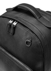 Czarny skórzany plecak męski PLCMS-0018R-9I(W26), zbliżenie na detal produktu na białym tle.