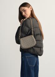 Jasnobrązowa listonoszka damska TOREC-1179-1K(W26), widok produktu na ramieniu modelki. Widoczna połowa sylwetki.