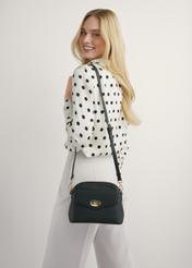 Czarna torebka damska na ramię TOREC-1140-9I(W26), widok produktu na ramieniu modelki. Widoczna połowa sylwetki.