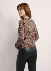 Bawełniany sweter damski SWEDT-0248-86(Z25), produkt widoczny z tyłu na modelce, widoczne pół sylwetki.