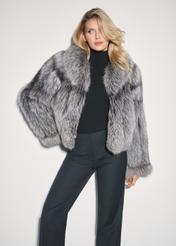 Damskie futro naturalne w kolorze szarym FUTDF-0110-3179(Z25), widok produktu z przodu na modelce. Widoczna połowa sylwetki.