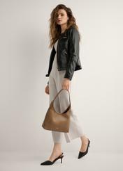 Camelowa średnia torebka damska TOREC-1200-1D(W26), widok produktu w dłoni modelki. Widoczna cała sylwetka.