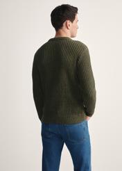 Sweter męski khaki SWEMT-0183-55(Z25), widok produktu z tyłu na modelu. Widoczna połowa sylwetki.