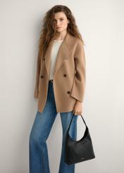 Czarna średnia torebka damska TOREC-1200-99(W26), widok produktu w dłoni modelki. Widoczna połowa sylwetki.