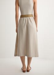 Beżowa spódnica z wiskozy i lnu SPCDT-0124-1A(W26), widok produktu z tyłu na modelce. Widoczna połowa sylwetki.