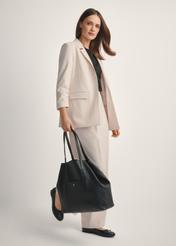 Czarna duża skórzana torebka shopper TORES-1212-9I(W26), widok produktu skosem na modelce, widoczna cała sylwetka.