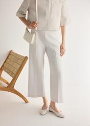 Kremowe skórzane baleriny damskie BUTYD-1049B-0B(W26), widok produktu od boku na modelce, widoczna połowa sylwetki.