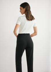 Kremowy T-shirt damski z logo TSHDT-0155-0B(W26), widok produktu z tyłu na modelce. Widoczna połowa sylwetki.