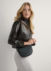 Czarna skórzana mała torebka TORES-1260-99(W26) - widok produktu z przodu, na modelce, na jasnym tle.