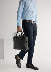 Ciemnobrązowe skórzane półbuty męskie BUTYM-0500-1I(W26), widok produktu z boku na stopach modela.