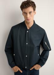 Granatowa przejściowa kurtka męska KURMT-0403-7D(W26), widok produktu z przodu na modelu. Widoczna połowa sylwetki.