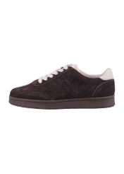 Zamszowe buty sportowe w kolorze ciemnobrązowym BUTYD-1317-1 I(Z26), widok produktu z boku na białym tle.