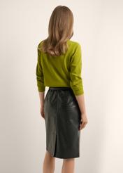 Oliwkowy bawełniany longsleeve damski LSLDT-0052-8E(Z26), widok produktu z tyłu na modelce. Widoczna połowa sylwetki.