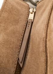 Beżowa zamszowa torebka shopper damska TORES-1248-1B(W26)- zbliżenie na detal, na białym tle.  