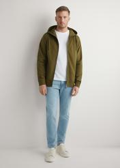 Bluza męska z suwakiem w kolorze khaki BLZMT-0078-8D(W26), widok produktu z przodu na modelu. Widoczna połowa sylwetki.